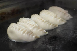 【餃子15個入り】十勝産小麦で作るもちもち餃子の皮に
竹内農場のキャベツと北海道産食材が詰まってる！