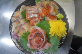 山口養魚場詰め合わせ4点セット (サーモンフィレ 2枚 、 ニジマス 卵 醤油漬け 100g 1パック 頭ハラスの燻製 2パック 棒寿司2本)