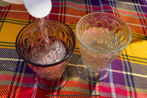 冷やして飲むブルーベリー葉・カシス葉レモンティー