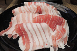 【冷蔵品】十勝放牧黒豚　ジューシーバラ肉、焼肉、煮豚用（900ｇ〜1300ｇ)
