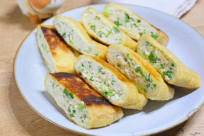 サクサク食感がたまらない。小ねぎたっぷり「油揚げの鶏つくね包み焼き」