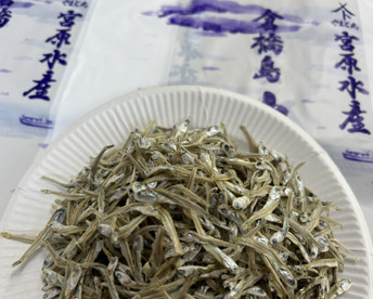 ちりめんよりも大きい！いりこより小さい！食べ応え抜群!!かえり　５００ｇじゃあ、多いな人へ１４０ｇ×２