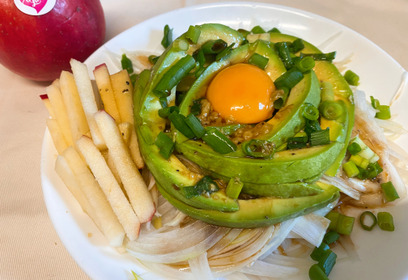 激うま！ピンクレディとアボカドのユッケ風サラダ🥗