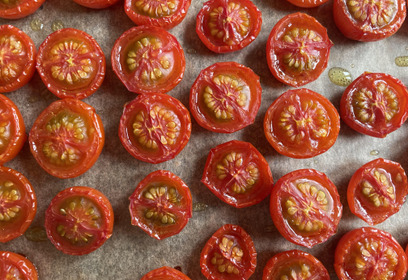 旨味が凝縮!電子レンジで簡単に作れるミニトマトのセミドライトマト