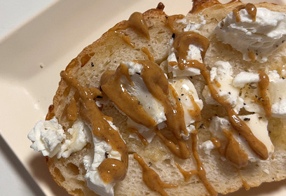 ピーナッツペーストとシェブールのオープンサンド