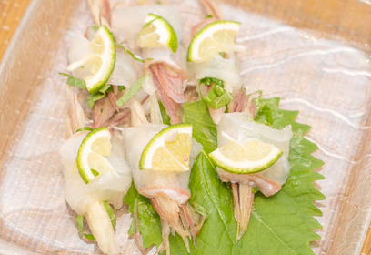 真鯛で火を使わない絶品おつまみ！真鯛の夏香味巻き