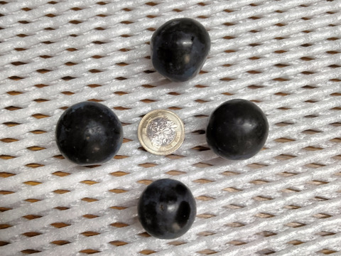 ブドウの本場山梨県産　大人気ナガノパープル　種なし皮ごと大粒！　約2.4キロ（4〜5房）