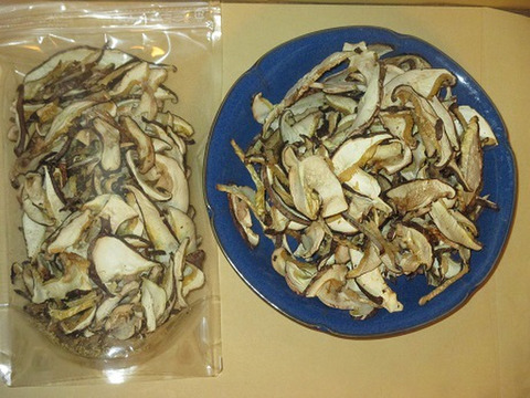 乾しいたけ小粒１００ｇ入り１袋とスライス６０ｇ入り１袋とパウダー４５ｇ入り１袋（大分産　ビタミンDが豊富）