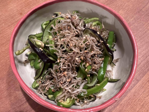 超レアー！今こそ 黒の力を！苦くないよ～
黒シシトウ300ｇ＆黒ピーマン10個～農薬/化学肥料・不使用