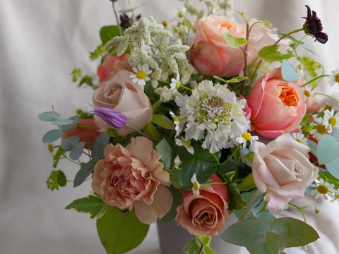 バラのアレンジメント 〜季節の草花を添えて〜