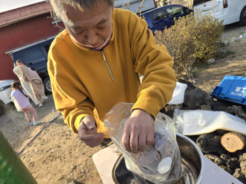 原木から育てた舞茸【今だけ！！秋限定】原木栽培
800g　高鮮度保持フィルムで包装
