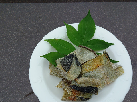 サーモン皮チップス２０g×４点セット（塩コショウ味 塩レモン味 バター醤油味 ガーリック味 ）