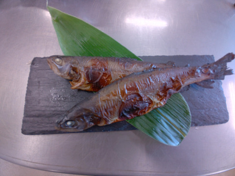 商品名 長くてすいません サーモン カマとハラスの燻製 ２個と サーモンフレーク１個と サーモン 筋子１個、 塩焼き用 ニジマス ５尾入２パックとさつまもチーズケーキ１個セットです。