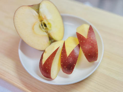 ⛄️雪をまとったりんご『千雪』🍎
一度食べたらクセになる⁉️しっかりした甘味と豊かな香り🌟

A品、B品ミックス(贈答用、家庭用混ざります)