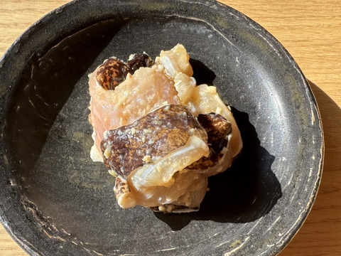 ウツボ切り身　２００グラム　唐揚げ用に味噌漬け汁で味付け済です（味噌味）