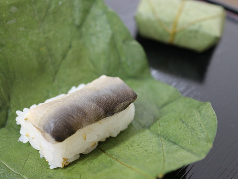 丹波山の鮎を香り高いお寿司に！　柿の葉の若鮎すし　【冷凍４個入りｘ５パック】