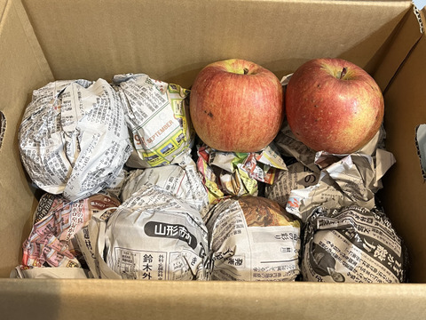 シャキッとジューシー☆葉取らずふじりんご🍎！小玉中心です。5キロ箱バラ詰め家庭用