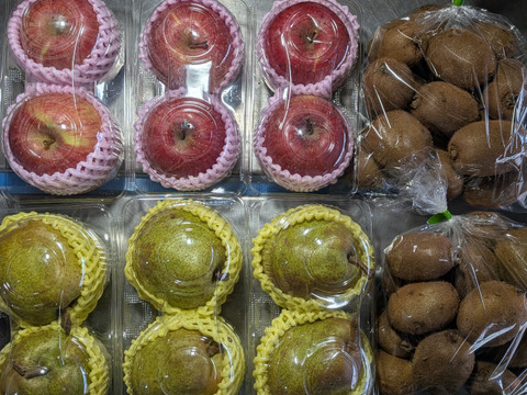 キウイ、リンゴ、ラ・フランスの箱詰め