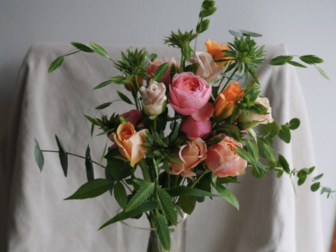 【定期便】バラと草花のクラッチブーケ