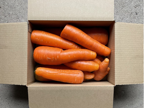 【訳あり有機西洋人参2.5kg】まとめ買い！お徳用！有機人参！味はおんなじ！甘くて美味！毎日のにんじんジュースに！形不揃い西洋人参！可食部で２.5kg確保しています！捨てるところほとんどなし！