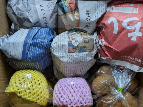 キウイ、リンゴ、ラ・フランスの箱詰め