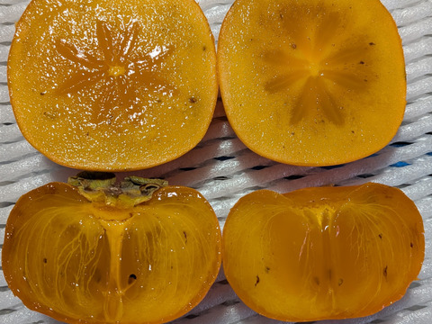 完熟柿と大きいリンゴ