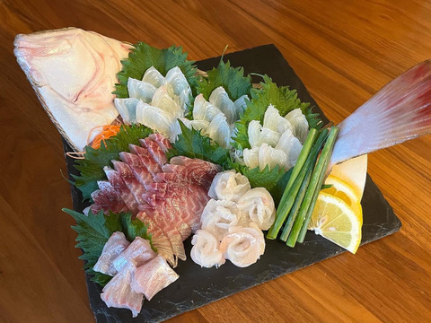 愛知，日間賀島産 《魚セット》大盛り，4人で贅沢コース 4Kg±
~宝の海で採れた鮮魚を発送致します~
鮮魚BOX