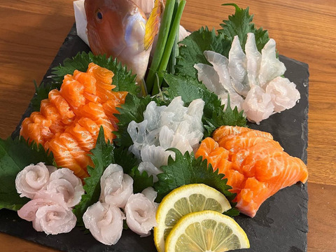 愛知，日間賀島産 《魚セット》大盛り，4人で贅沢コース 4Kg±
~宝の海で採れた鮮魚を発送致します~
鮮魚BOX