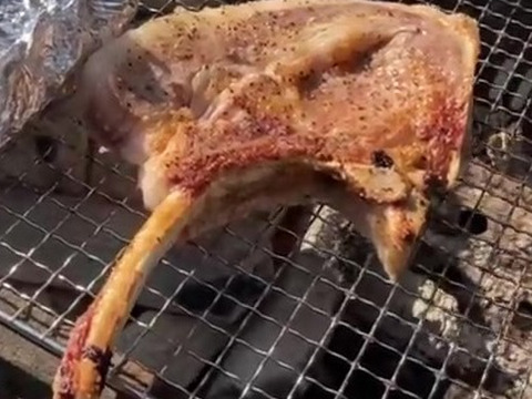 BBQの主役！十勝の森放牧豚どろぶたの『トマホークステーキ』3本セット（1本400-600g、計約1600g）