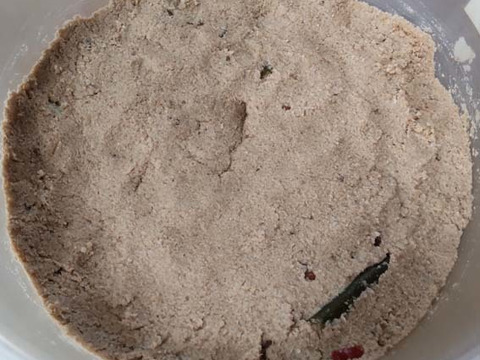 ぬか漬けに。楽々ぬか床セット。令和3年産米の新鮮な米ぬか。800ｇと、ぬか床に混ぜる、塩・昆布・山椒のセット。
