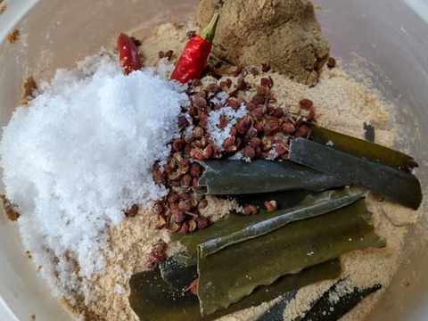 ぬか漬けに。楽々ぬか床セット。令和3年産米の新鮮な米ぬか。800ｇと、ぬか床に混ぜる、塩・昆布・山椒のセット。