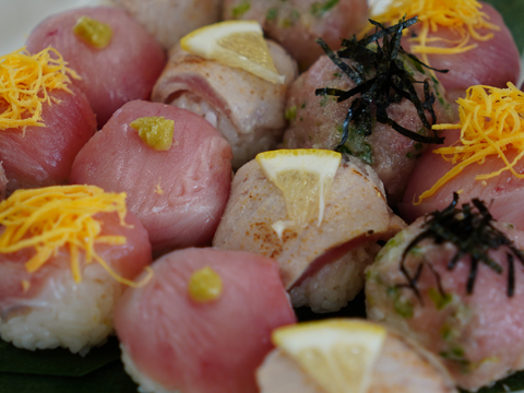 新星！養殖スマ(媛スマ)冷凍皮付ロイン(300g~330g) 4パック/箱