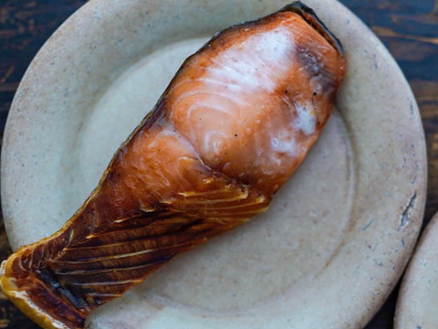 パリッとした皮と塩の効いた鮭の旨み！塩引き鮭 約80ｇ×10切れ入り切り身セット