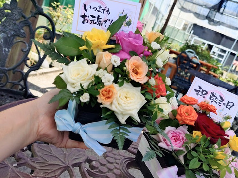 【敬老の日ギフト】大人可愛い黒ポット薔薇のアレンジメント