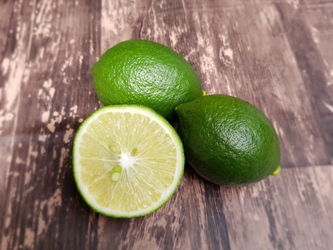 箱込約3㌔　グリーンレモン　収穫後にワックス、防腐剤、防カビ剤不使用