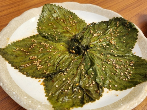 【訳あり】えごま葉の醤油漬け300g×1個とキムチ漬け300g×1個（ご自宅で召し上がってみませんか）