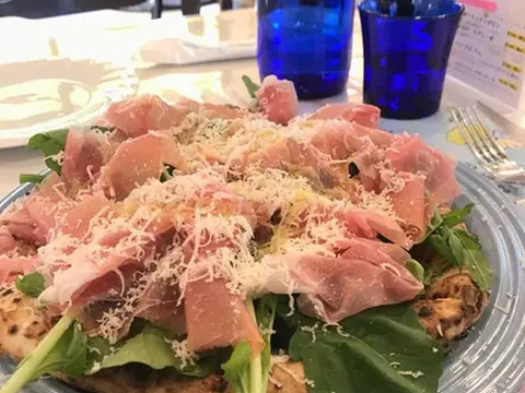 ルッコラ(ロケット)[1kg]突き抜ける香と刺激的な辛み‼︎本家セルバチカ(イタリアのルッコラ)にも引けを取らない存在感！土耕ならではのしっかりとした風味がアクセントにも主役にも◎トッピングにも！