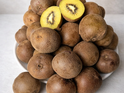 【家庭用たっぷり】30〜35個入るキウイ 約3kg
農薬・化学肥料不使用｜八女産アップルキウイ