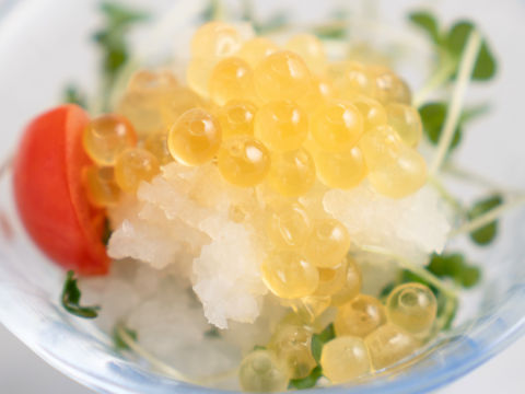 プチッと弾ける！金色に輝くイクラ、つきみいくら（100g）【冷凍でお届け】