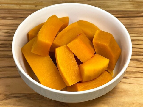 【サラダカボチャ】万次郎　皮無生カット（冷凍パック）9kg（1kg×9パック）