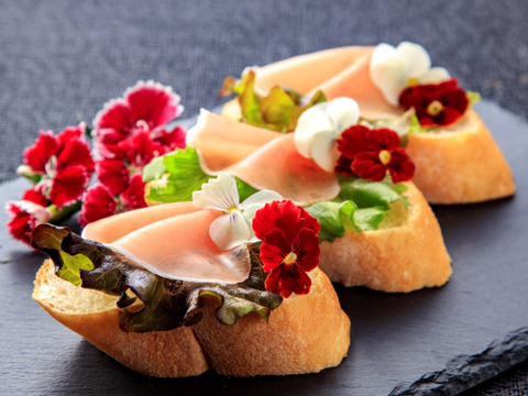 美食の演出！エディブルフラワー『SANOKA』ビオラ スカーレット20輪入り 食用花 ケーキ スイーツ デコレーションにも！