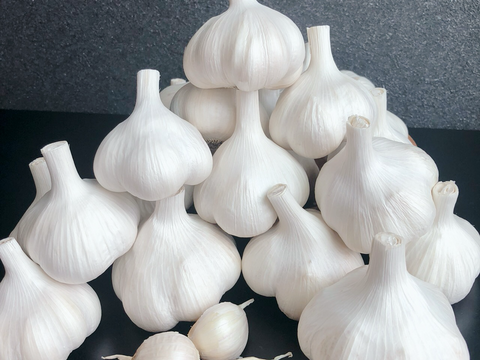 【200円引き‼️買うなら今✨】青森にんにく大玉1キロ🧄（さらに、青森りんごジュース1本おまけ🍎）