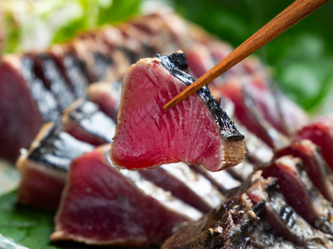 【初鰹】静岡県遠州灘産　カツオ極藁燻し２節【外は燻製、中はレア】