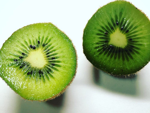 農薬・化学肥料・除草剤不使用　愛媛県産キウイフルーツ（ヘイワード）1kg(10個前後)（ご家庭用）