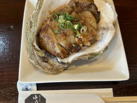 《日間賀島産》三河湾、今が旬‼️
天然岩牡蠣【身入りMAX】
超特大サイズ　濃厚な旨味、海のミルク、2Kg2.3個入　素潜り漁採取個体！