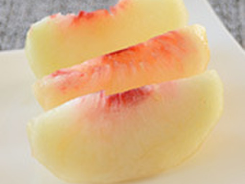 【今が旬】カリッと硬めの品種「さくら白桃」
１．	２ｋｇ(４個位)X２箱