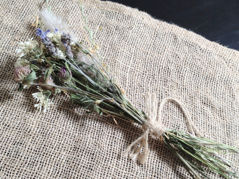 【単品用☆送料メール便360円】ドライフラワー②❀（オルレア・ラベンダー・チガヤ・ホソムギ・ムラサキツメクサ・コツブツメクサ）長さ約30cm（ひも部分含まず）