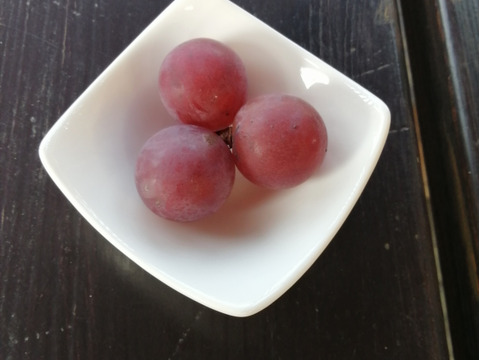 🦺希少品種🍇天候被害SOS🦺　　
　　　　　　　　🌿果汁タップリ🔴紅伊豆🌿　
　　 　　　　　【訳アリ紅伊豆の粒/約450g×2P程度】