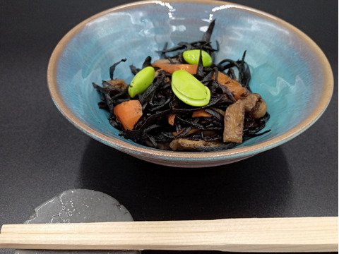 剣先いかのするめ 　自獲り一本釣りのみ使用！ 国産 萩沖獲りの剣先イカ１００％使用と【鉄釜炊き柔らか仕立て】山口県萩産100％計１８０ｇ　乾ひじき【１袋３０ｇ入り×６袋】同梱商品💡