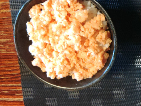 山口養魚場 4点セット
サーモンフレーク 4 パック 棒寿司 2種類 皮チップス 4種類 干し柿 2パックの詰め合わせです